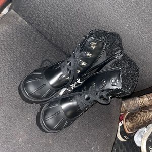 Size 7 universal thread boots